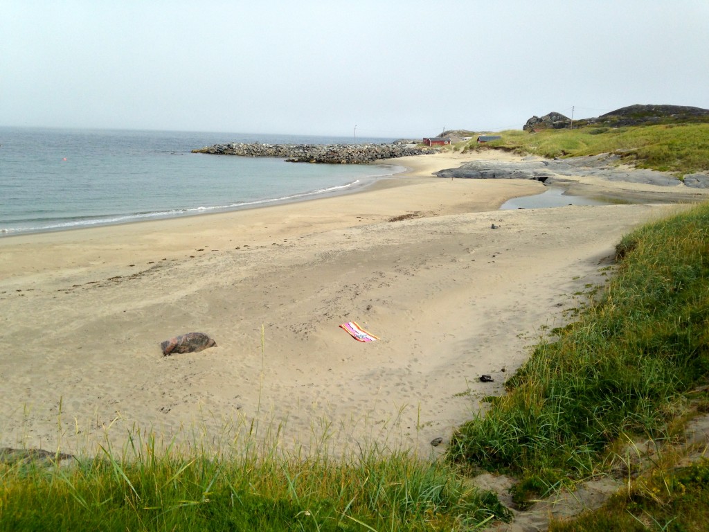 Det ligger en söt strand vid Grense Jakobselv som Beachwalkers badlakan trivdes finemang på