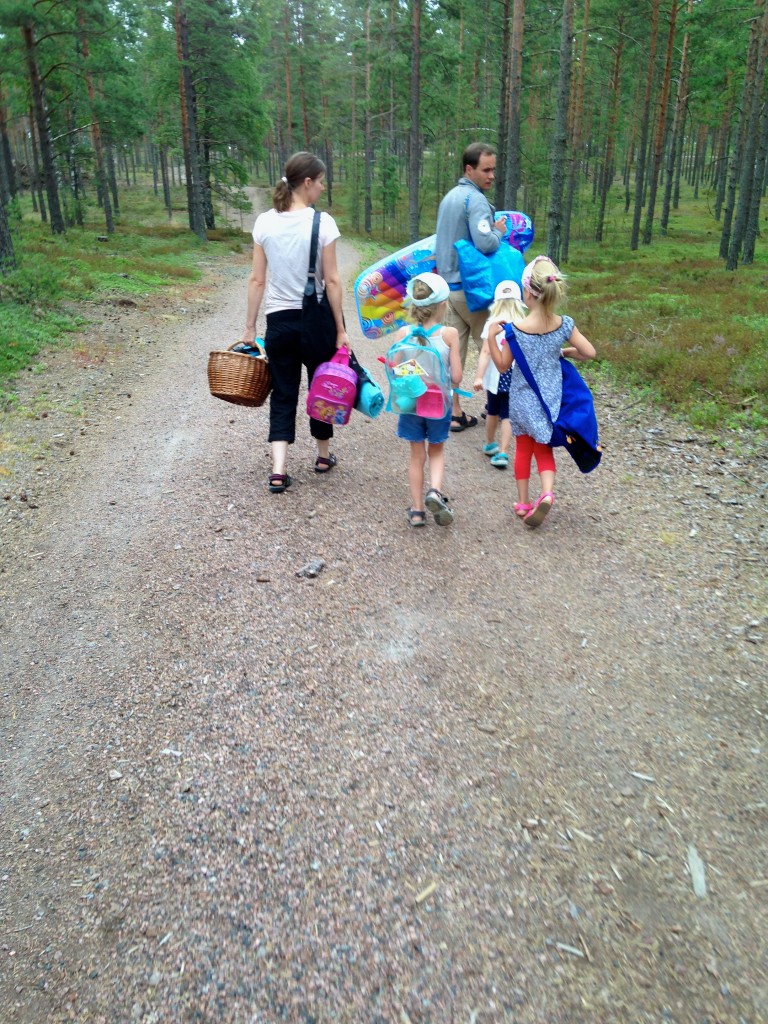 Finska familjen på väg till Lappvikstrand. Inga andra var på väg dit denna dag förutom B