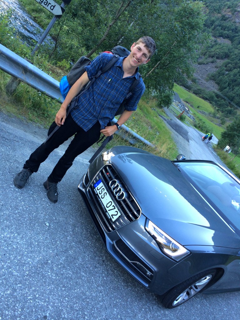 The German "goss" hitchhikes in the Audi S5 cabriolet and smiles